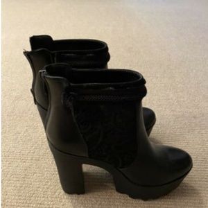 Miss Feel Fashion Booties With Lace Accent